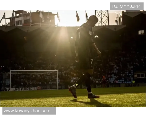 足坛巨星与经典歌曲交汇：从梅西的胜利之歌到C罗的永不言败，足球与音乐的完美融合