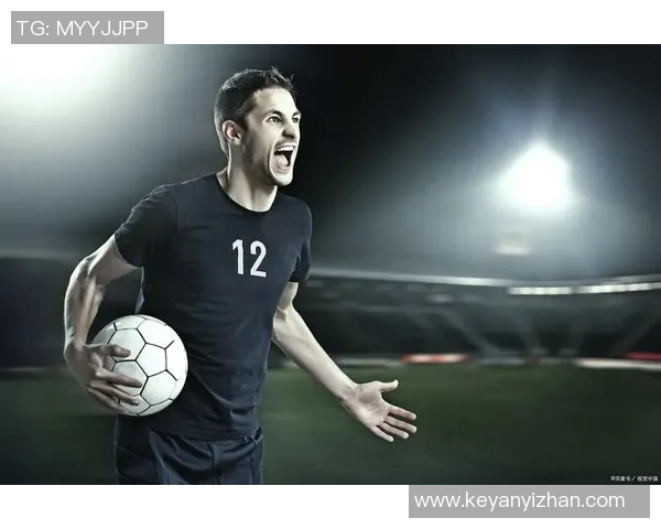 足球球星野球照曝光展现真实球场魅力与不为人知瞬间
